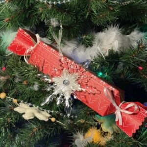 Sachet de crackers dans un sapin de noël