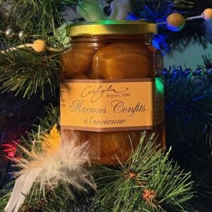 Bocal de marrons sirop dans un sapin de Noel