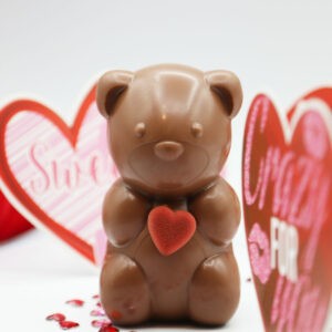 Ourson en lait dans son décor de saint Valentin