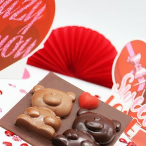 Image de 2 oursons en chocolat avec leur coeur rouge